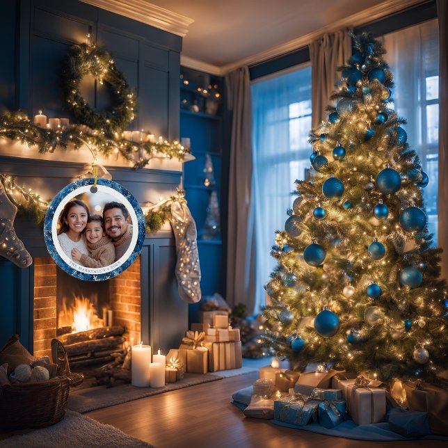 Moderne Blue Snowflakes Familie Weihnachten 2 Seit Keramik Ornament (Modern Blue Snowflakes Family Christmas 2 Sided Ceramic Ornament)