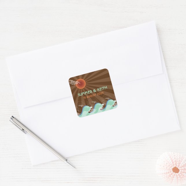 Moderne Blue Waves Brown Sun Summer Beach Hochzeit Quadratischer Aufkleber (Umschlag)