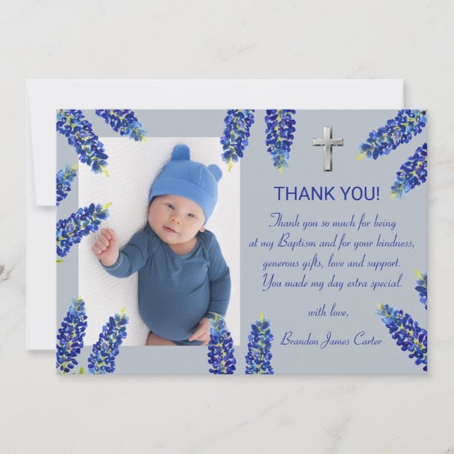 Moderne Bluebonnets Dusty Blue Cross Boy Taufe Dankeskarte (Vorderseite)
