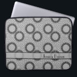 Moderne Blumen-graue Polka-Punkt-Laptop-Hülse Laptopschutzhülle<br><div class="desc">Ein modernes Blumenmuster mit Tupfen und punktiertem Hintergrund stellt Ihren Neoprenlaptop sleeve eine attraktive Abdeckung für Ihren Laptop her. Personifizieren Sie mit Ihren Details oder löschen Sie Text für ein einfaches Band. Verwenden Sie besonders anfertigen es Eigenschaft, um die Textfarbe, -größe oder -Schriftart zu ändern. Mehr Farbwahlen sind- in der...</div>