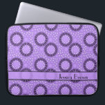 Moderne Blumen-lila Polka-Punkt-Laptop-Hülse Laptopschutzhülle<br><div class="desc">Ein modernes Blumenmuster mit Tupfen und punktiertem Hintergrund stellt Ihren Neoprenlaptop sleeve eine attraktive Abdeckung für Ihren Laptop her. Personifizieren Sie mit Ihren Details oder löschen Sie Text für ein einfaches Band. Verwenden Sie besonders anfertigen es Eigenschaft, um die Textfarbe, -größe oder -Schriftart zu ändern. Mehr Farbwahlen sind- in der...</div>