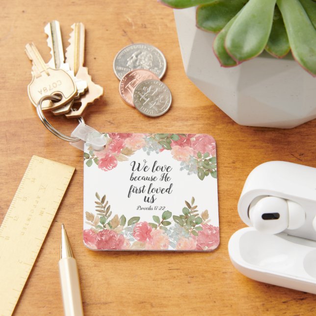 Moderne Blumenbibel 1 John 4:19 Schlüsselanhänger (Schreibtisch)