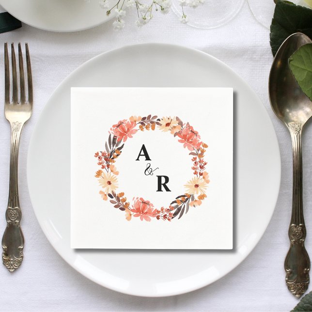 Moderne Blumenkolorinitialen Hochzeit Serviette (Modern watercolor floral couple initials wedding napkins add soft romantic elegance to receptions.)