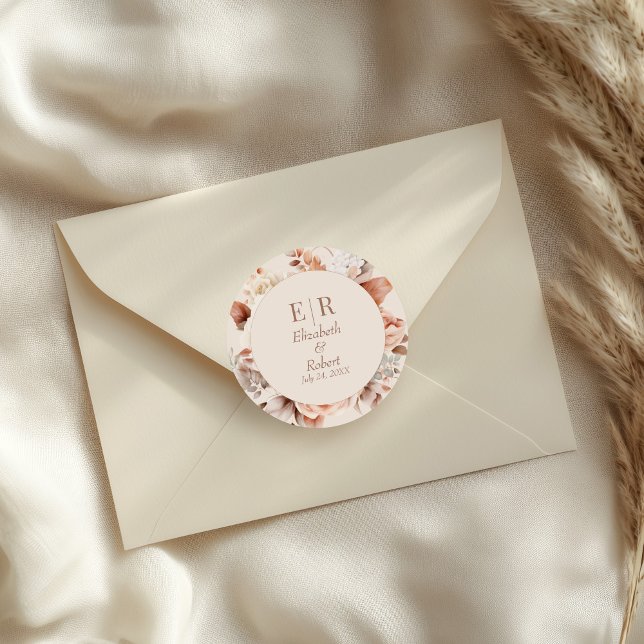 Moderne Blush Mocha Mousse Monogram Floral Wedding Runder Aufkleber (Modern Blush Mocha Mousse Monogram Floral Wedding Classic Round Sticker on a small envelope.)