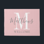 Moderne Blush Pink Gray Monogram Newlyweds Wedding Fußmatte<br><div class="desc">Personalisiertes modernes,  handgeschriebenes Skript,  fett,  weiß und grau Monogramm-Design mit Braut und Bräutigam Nachnamen und Erstmaligkeit auf einem rot-rosa Hintergrund. Ein einzigartiges und großartiges Geschenk für Neuvermählte. Gut für neues Haus zusammen. Anpassen mit Nachname,  Monogramm Initial und Farben. Elke Clarke©</div>