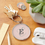 Moderne Blush Pink Stilvolle Monogram Typografie Schlüsselanhänger<br><div class="desc">Ein wunderschönes Schlüsselkettendesign in weichem Rosa mit eleganter, stilvoller Darstellung Ihres Namens und Monogramms mit klassischen Serifen und einer verzierteren Schriftzeichen-Typografie in ausgewogener und symmetrischer Harmonie. Die drei Elemente verschmelzen mit einer ausgeklügelten Harmonie und kreieren Ihr eigenes Markenlogo. Hier zeigt sich eine mit Monogramm-Elementen in hellen und dunkelkohlegrauen Farben auf...</div>