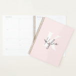 Moderne Blush-Rose Personalisiert Monogramm Name - Planer<br><div class="desc">Mit diesem modernen Personalisierten Planer, der mit einer weichen Rose in Weich-Weiß-Pastellfarben und einem glänzend-grauen Monogramm oder Namen auf dem Cover bleibe ist, lassen Sie sich stilvoll organisieren. Dieser Planer ist auf minimalistische und elegante Weise konzipiert und eignet sich perfekt für die tägliche Planung, die Zielsetzung, die Zeitschrift oder die...</div>