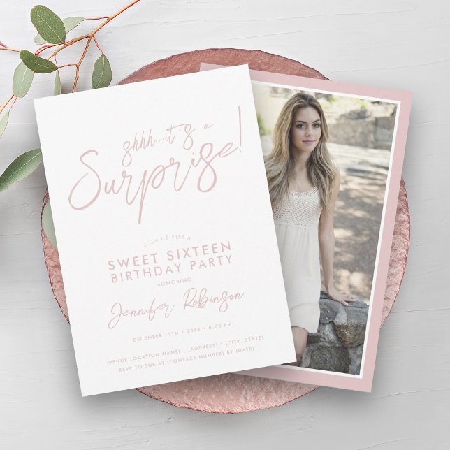 Moderne Blush & White Foto Überraschung Sweet 16 Einladung (Modern Blush & White Photo Surprise Sweet 16 Invitation)