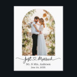 Moderne Bogenkalligraphie Herzstück Foto Nur verhe Postkarte<br><div class="desc">Modernes,  elegantes Kalligrafie-Drehherz Just Married - Arch Foto Frame Wedding Announcement Postcard - Schwarz & Weiß</div>