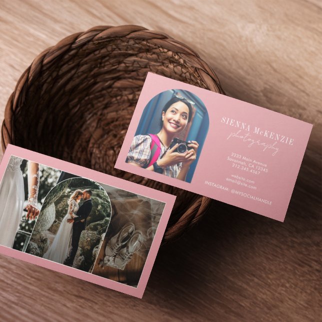 Moderne Bogenschrift Fotografie Beruflich Visitenkarte (Two business cards in a woven basket on a wooden table. One card shows a smiling woman with a camera)