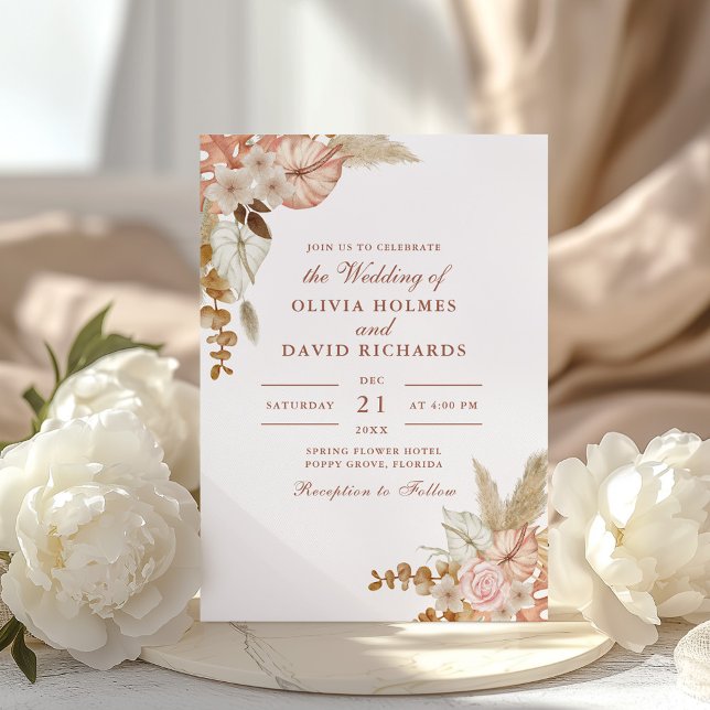 Moderne Boho Chic Floral Pampas Grass Wedding Einladung (Modern Boho Chic Floral Pampas Grass Wedding Invitation on an elegant table with white peonies)