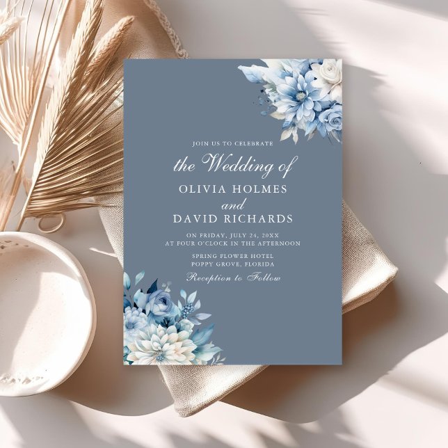Moderne Boho Dusty Blue Wildblumen Hochzeit Einladung (Modern Boho Dusty Blue Wildflowers Wedding Invitation on a sunny neutral boho table.)
