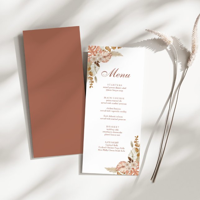 Moderne Boho Floral Pampas Grass Wedding Menükarte (Modern Boho Floral Pampas Grass Wedding Menu on a sunny white table with a dry wildflower.)