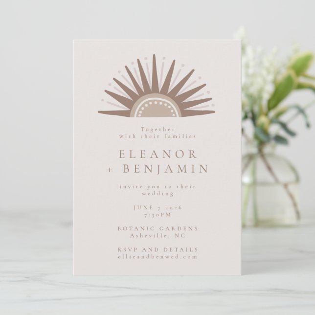 Moderne Boho Natur Sun Form Taupe Einzigartige Hoc Einladung (Stehend Vorderseite)