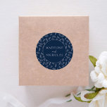 Moderne Botanische Hochzeit Runder Aufkleber<br><div class="desc">Fügen Sie Ihren Hochzeitsdetails eine raffinierte Touch mit unseren eleganten botanischen Hochzeitsklebern hinzu. Diese personalisierten Aufkleber mit ihren Namen in weißer Schrift sind mit einem atemberaubenden Marineschirm und einem zarten, weißen Blattwerk versehen. Diese Hochzeitsaufkleber sind perfekt zum Versiegeln von Umschlägen, Gefälligkeitstaschen oder Geschenkboxen geeignet und vereinen Eleganz und Funktionalität, um...</div>