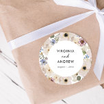 Moderne botanische Hochzeitstickerei Runder Aufkleber<br><div class="desc">Fügen Sie Ihrer Hochzeit eine personalisierte Touch mit diesem runden Aufkleber hinzu, der neben einem koordinierenden boho-inspirierten Muster die Namen von Braut und Bräutigam zeigt. Dieses kleine Detail eignet sich ideal zum Abdichten von Umschlägen, Dekorieren von Gefälligkeiten oder zur Verbesserung Ihrer Veranstaltungsdekoration. Es ist eine einfache und dennoch sinnvolle Art,...</div>