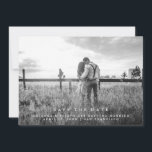 Moderne Botschaft | Save the Date Foto<br><div class="desc">Diese einfache und minimalistische Hochzeit speichern Sie die Dattelkarte mit Ihrem eigenen persönlichen Foto mit elegantem,  weißem Text. Die Rückseite ist mit einer verglasten,  rot-rosa Einrichtung versehen.</div>