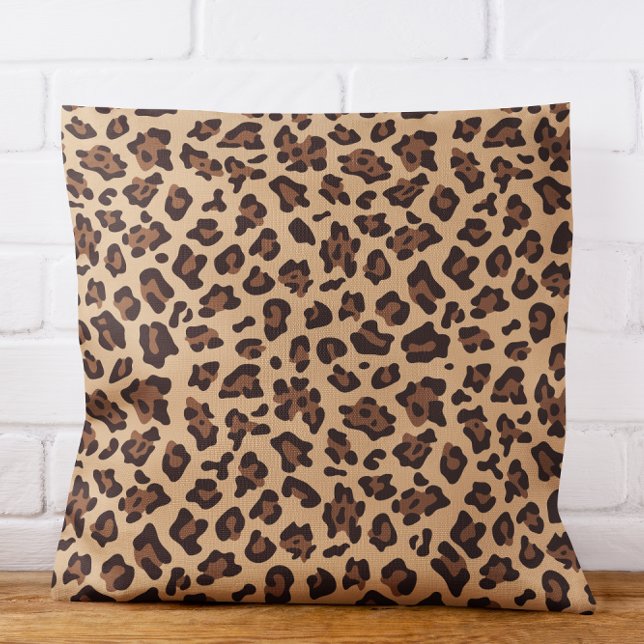 Moderne braune und gelbbraune Leopardenflecken Kissen (Modern Tan and Brown Leopard Spot Outdoor Pillow)