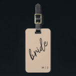 Moderne Brücke | Beige   Schwarzes Skript Gepäckanhänger<br><div class="desc">Zeigen Sie Ihren Brautstolz mit personalisiertem Equipment,  das perfekt für Hochzeiten in Urlaubsort geeignet ist.</div>