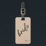 Moderne Brücke | Beige Schwarzes Skript Gepäckanhänger<br><div class="desc">Zeigen Sie Ihren Brautstolz mit personalisiertem Equipment, das perfekt für Hochzeiten in Urlaubsort geeignet ist.</div>