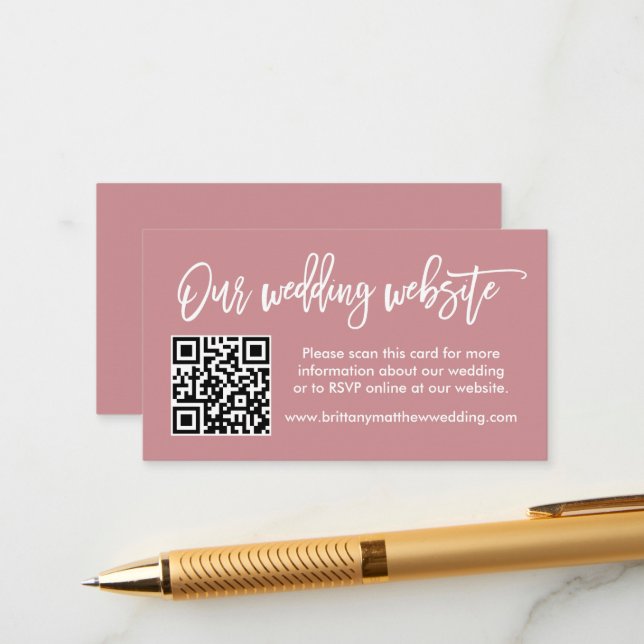 Moderne Brush Script Hochzeitswebsite QR Dusty Ros Begleitkarte (Vorderseite/Rückseite Beispiel)