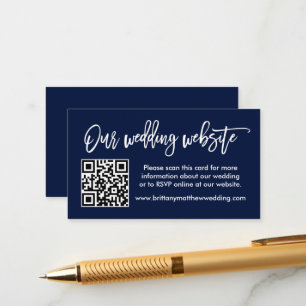 Moderne Brush Script Wedding Website QR Blue Begleitkarte
