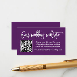 Moderne Brush Script Wedding Website QR Lila Begleitkarte