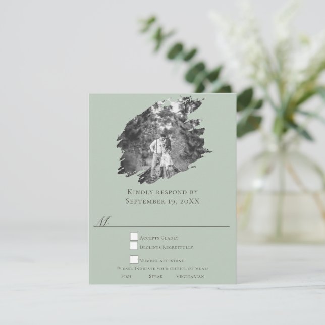 Moderne Brushstroke Foto Wedding | Sage Green RSVP Karte (Stehend Vorderseite)