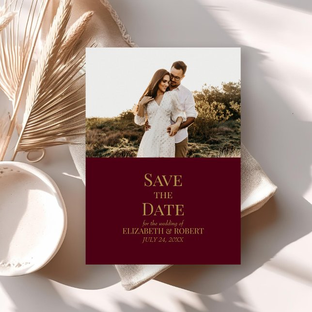 Moderne Burgund Custom Foto Save the Date Karte (Modern Burgundy Custom Photo Save the Date Card on neutral boho wedding table.)