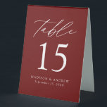 Moderne Burgund-Hochzeit-Tischnummer Tischaufsteller<br><div class="desc">Trendy, minimalistische Zeltschilder auf der Hochzeitszelt mit modernen, weißen Schriftzeichen mit "Tisch" in moderner Kalligraphie-Schrift. Das Design ist mit einem bordeauxfarbenen Hintergrund oder einer Farbe Ihrer Wahl versehen. Das Design wiederholt sich auf der Rückseite. Um die Tischnummer Zeltschilder zu bestellen: Personalisieren Sie Ihre Namen, das Hochzeitsdatum und die Tischnummer. Fügen...</div>