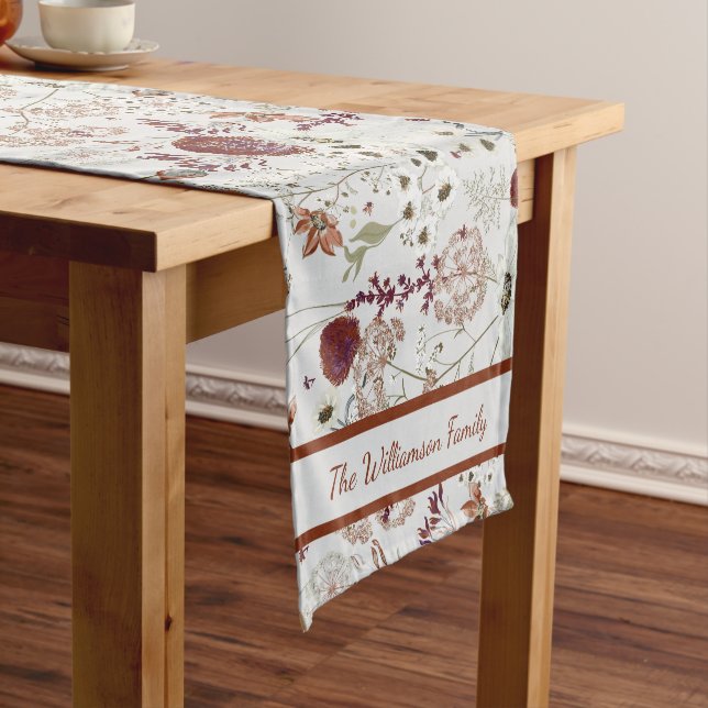 Moderne Burgund-Wildblumen | Elegant Boho Floral Kurzer Tischläufer (Beispiel)