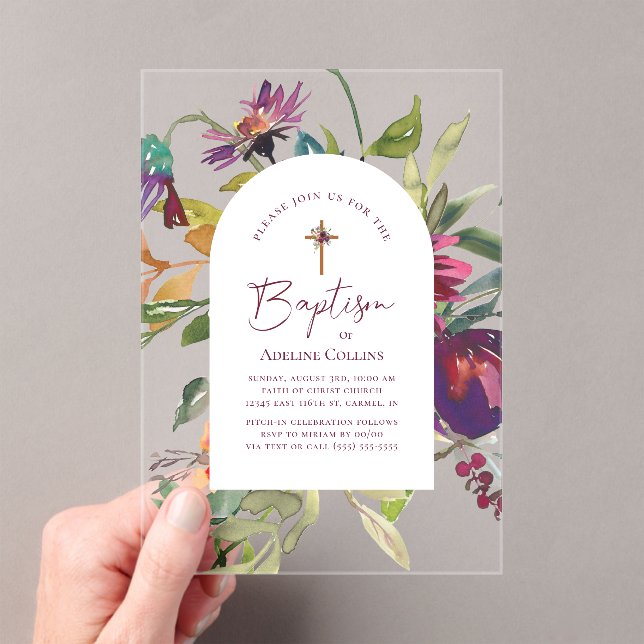 Moderne Burgundy Floral Elegante Script Taufe Acryleinladungen (Insitu (Handheld))