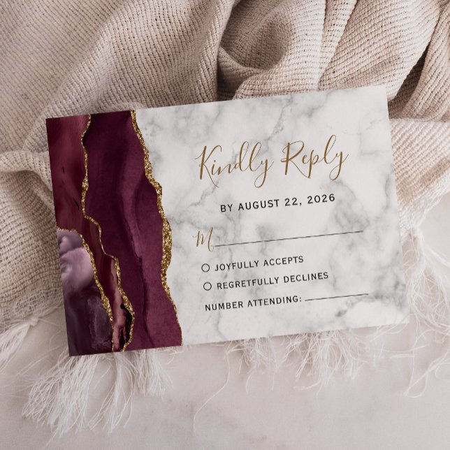 Moderne Burgundy Gold Agate Marble Wedding RSVP Karte (Von Creator hochgeladen)