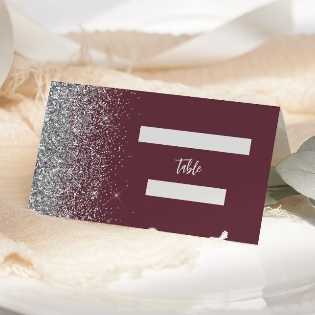 Moderne Burgundy Silver Glitzer Edge Wedding Platzkarte (Von Creator hochgeladen)