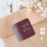 Moderne Burgundy Silver Glitzer Edge Wedding Quadratischer Aufkleber<br><div class="desc">Dieser moderne Hochzeitsaufkleber zeichnet sich durch ein silbernes Imitat-Design am links Rand aus. Einfaches Anpassen des silbergrauen Textes auf dunkelbordeauxfarbenem Hintergrund mit den Namen der Braut und des Bräutigams in handschriftlicher Kalligraphie über einen großen Ampersand</div>