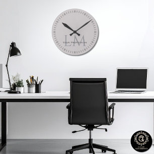 Moderne Büro-Dekoration in Taupe-Grau mit Monogram Runde Wanduhr