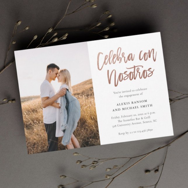 Moderne Celebra con Nosotros Foto Engagement Party Einladung (Spanish 2 photo engagement party invitation with modern rose gold celebrate with us typography.)