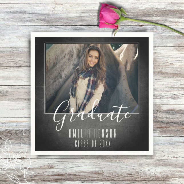 Moderne Chalkboard Graduate Foto Graduate Party Serviette (Von Creator hochgeladen)
