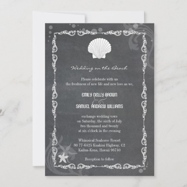 Moderne Chalkboard Sea Muschel Beach Hochzeit Einladung (Vorderseite)