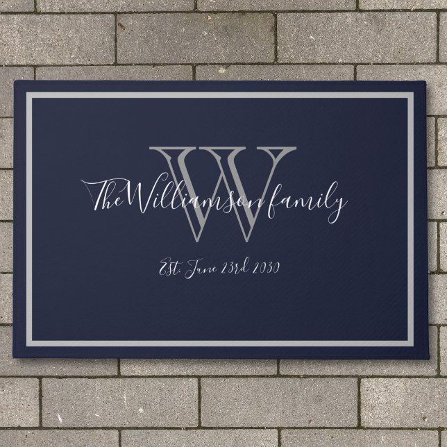 Moderne Chic Monogram Script Name Wedding Willkomm Fußmatte (Stylish, Modern and Chic - outdoor doormat for the newlywed.)