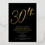 Moderne Chic-Schrift Dreißigste 30. Geburtstags-Pa Folieneinladung<br><div class="desc">Dieses moderne Party aus dem 30. Jahrhundert besticht durch einen schicken schwarzen Hintergrund mit erhöhter Goldfolienschrift und einer weißen, modernen Typografie. Das Skript sagt "30.". Alle Farben sind vollständig und einfach anpassbar. Sie können sogar ein Foto auf der Rückseite hinzufügen! Benutzen Sie einfach das "Design Tool" im Dropdown-Menü Personalisierung. Hochgezogene...</div>