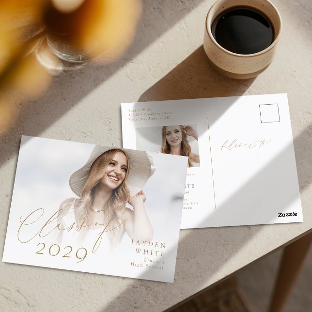 Moderne Chic Script-Klasse des 2025 Foto-Abschluss Postkarte (Modern Chic Script Class of 2025 Photo Graduation Postcard)
