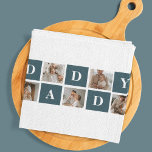 Moderne Collage Fathers Foto & Green Daddy Geschen Geschirrtuch<br><div class="desc">Ein modernes Collage Vthers Foto ist ein personalisiertes Geschenk, das mehrere Fotos einer Vater- oder Vaterfigur kreativ und stilvoll kombiniert. Es beinhaltet die Auswahl mehrerer bedeutender Bilder und deren Anordnung in einem Collage-Format, oft mit überlappenden oder rasterähnlichen Designs. Die Fotos können verschiedene Momente oder Erinnerungen, wie Familienferien, besondere Anlässe oder...</div>