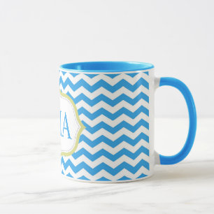 moderne, coole blaue Chevron-Streifen Monogramm-In Tasse