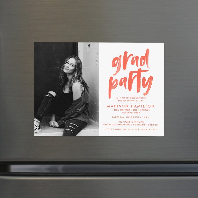 Moderne Coral Brush Script Foto Graduation Party Magneteinladung (Von Creator hochgeladen)