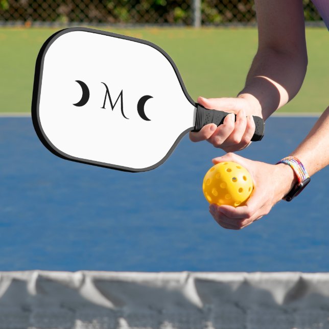 Moderne Crescent Moons weiß und schwarz Monogramm Pickleball Schläger (InSitu)