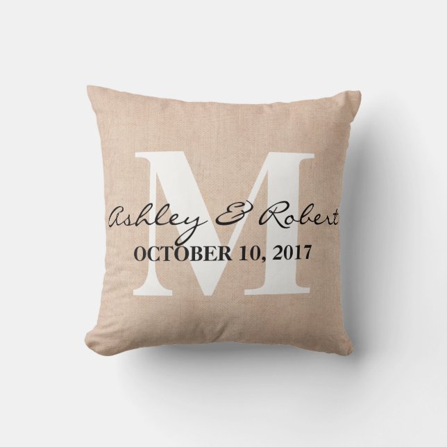 Moderne dekorative Burlap White Monogram Wedding Kissen (Vorderseite)