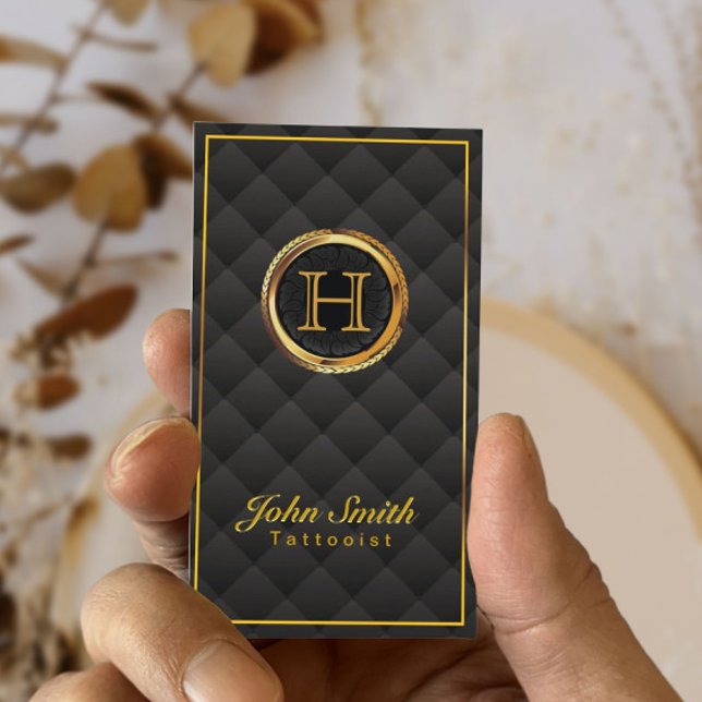 Moderne Deluxe Gold Monogram Tattoo Artist Visitenkarte (Von Creator hochgeladen)