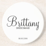 Moderne Drehbuch Personalisierte Bridesmaier Getränkeuntersetzer<br><div class="desc">Moderner Personalisierter Bridesmaids-Untersetzer mit personalisiertem Bräunungsnamen im modernen kalligraphischen Schriftart-Stil mit Titel und Hochzeitsdatum im modernen Sans Serif Schriftart Stil. Auch perfekt für die Trauzeugin, Blumenmädchen, Brautmutter und vieles mehr.</div>