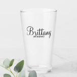 Moderne Drehbuch Personalisierte Bridesmaier Glas<br><div class="desc">Modernes Personalisiertes Bridesmaids Glass mit dem personalisierten Namen der Brautjungfrau im modernen kalligraphischen Schriftart-Stil mit dem Titel in modernen sans serif Schriftart Stil. Auch perfekt für Trauzeugin,  Blume Mädchen,  Mutter der Braut,  Trauzeuge,  Trauzeuge,  Vater der Braut und mehr.</div>